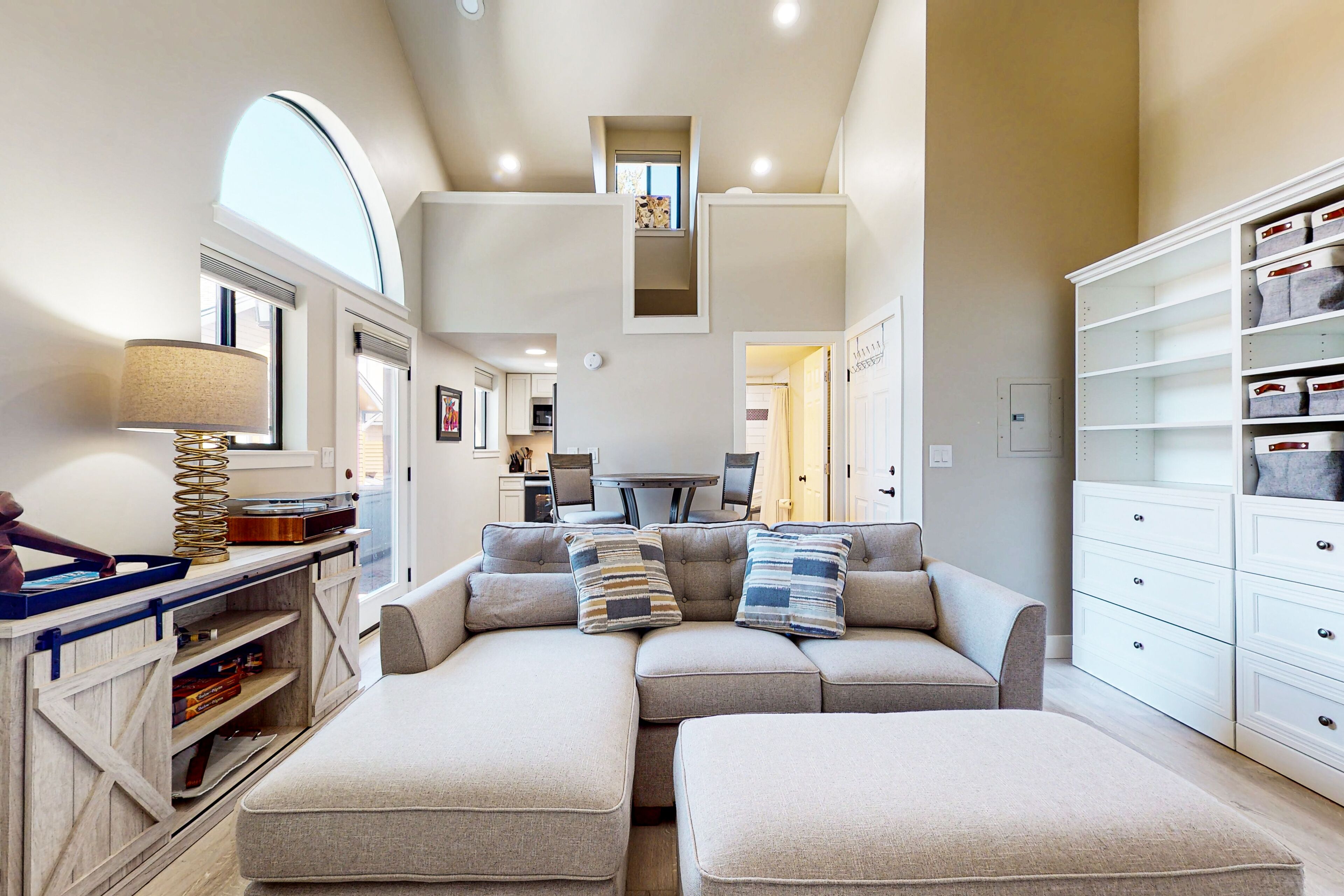 Studio with fireplace, outdoor pool, hot tub, W/D, streaming, balcony, kitchen