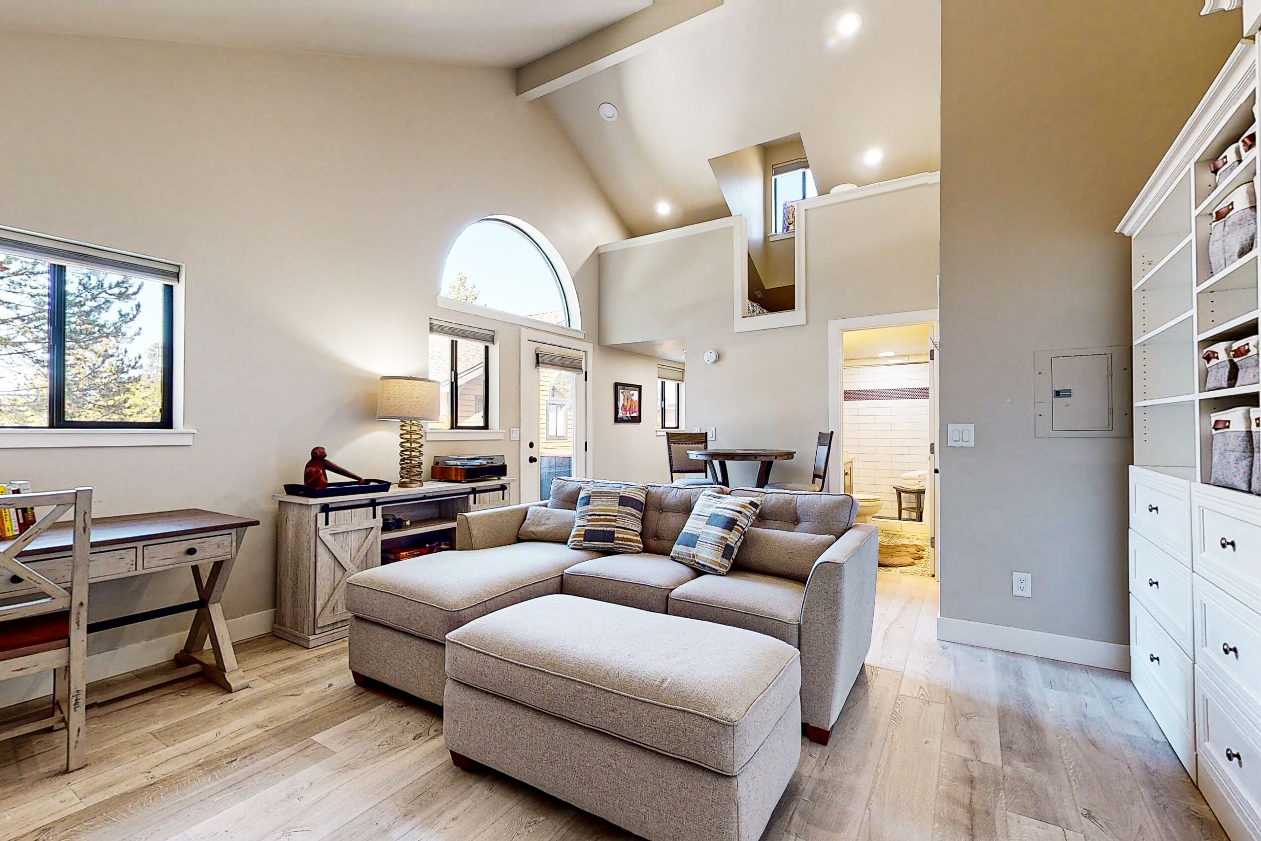 Studio with fireplace, outdoor pool, hot tub, W/D, streaming, balcony, kitchen