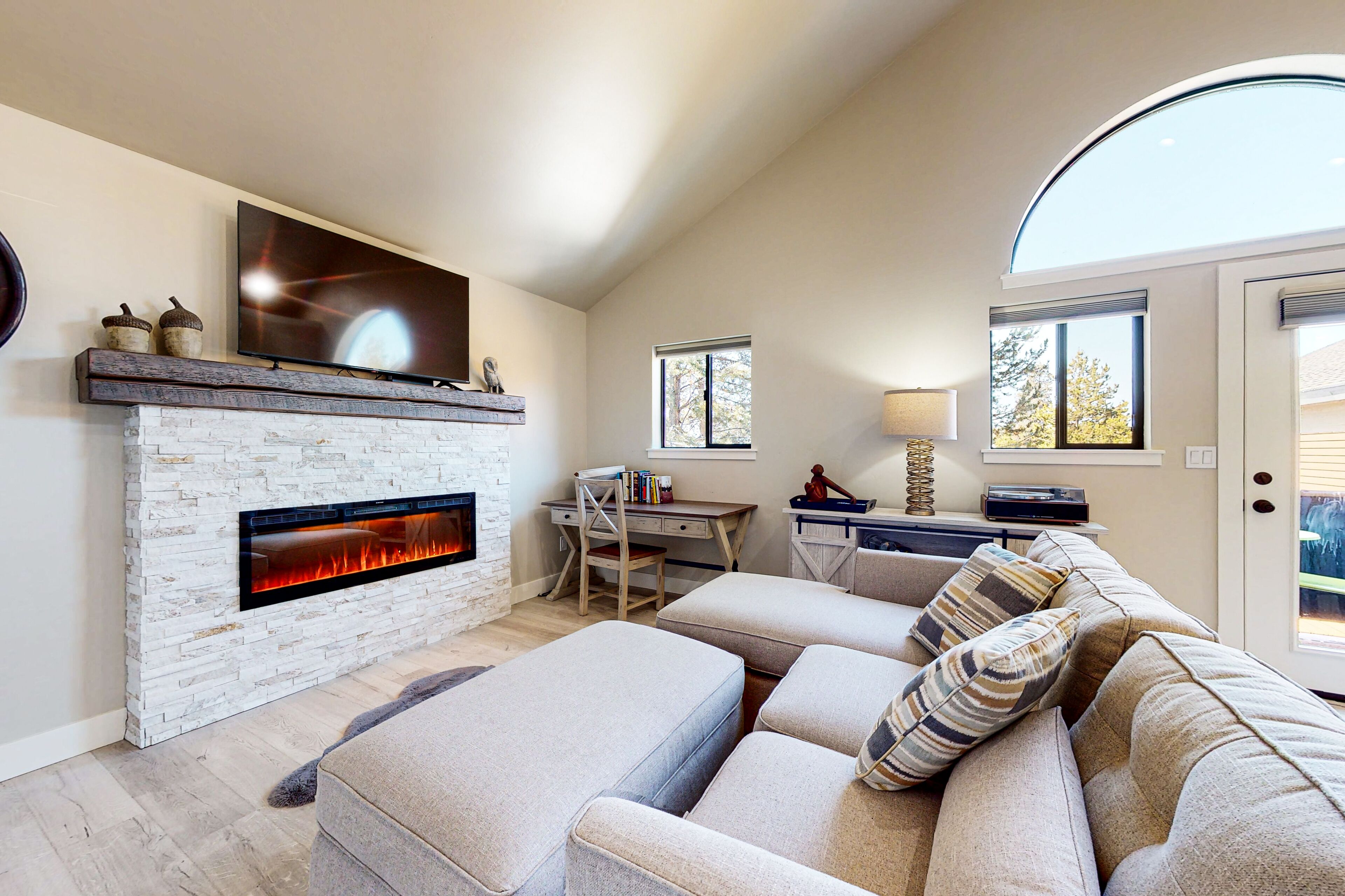 Studio with fireplace, outdoor pool, hot tub, W/D, streaming, balcony, kitchen