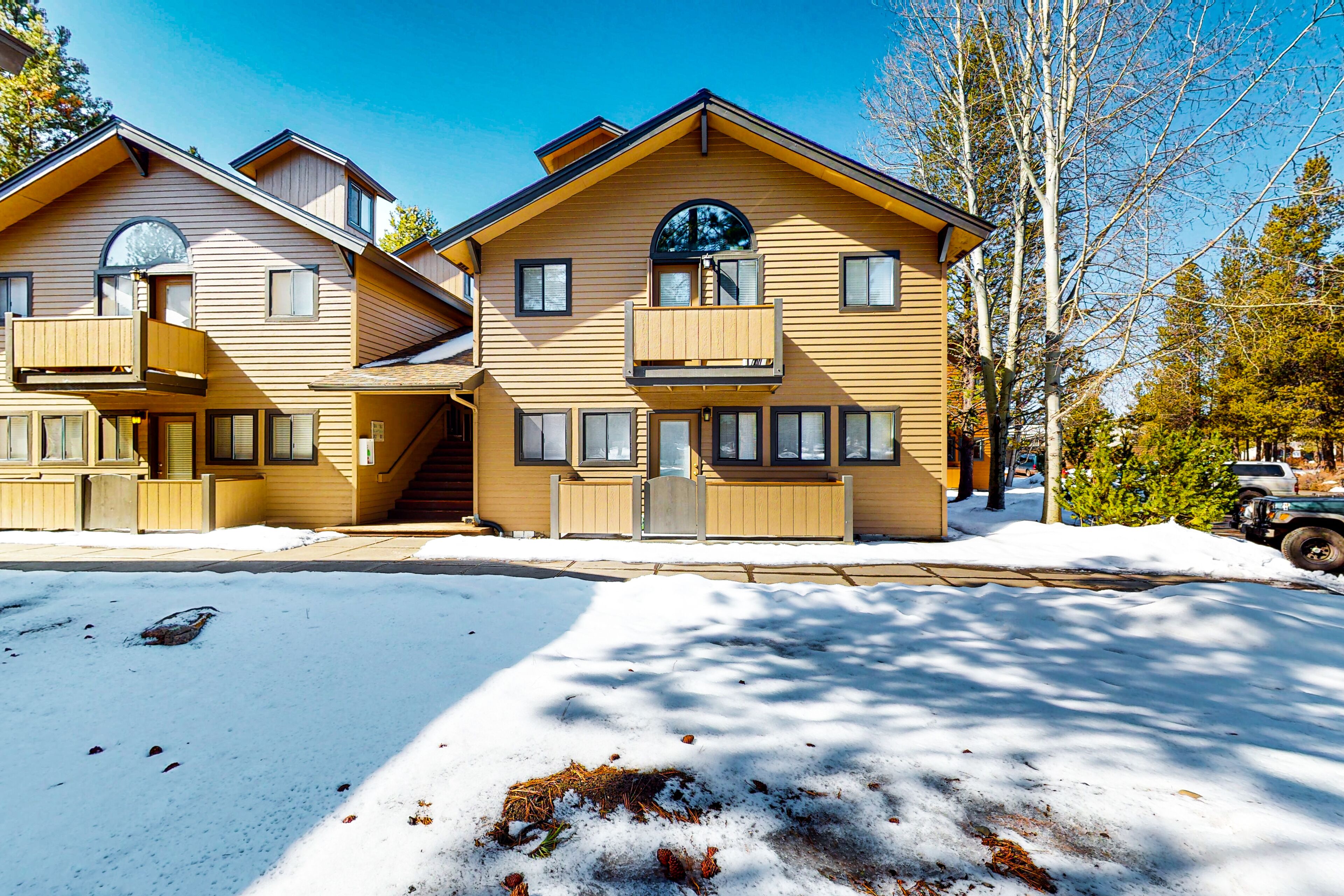 Studio with fireplace, outdoor pool, hot tub, W/D, streaming, balcony, kitchen