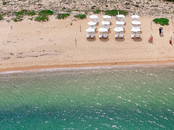 Plage à proximité, navette pour la plage, chaises longues, parasols