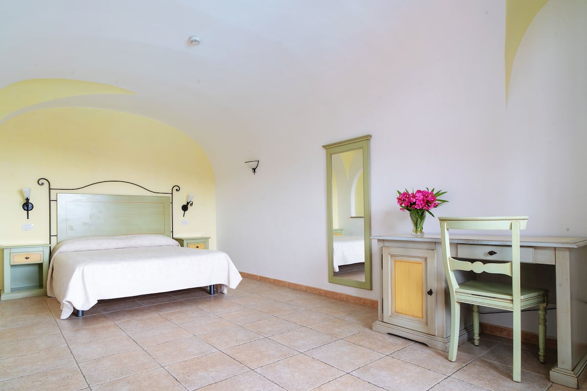 Grand Deluxe | Een minibar, een bureau, gratis wifi, beddengoed