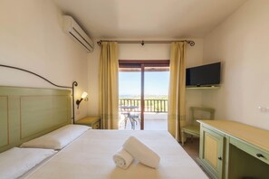 Habitación Deluxe, vista al mar | Minibar, escritorio, wifi gratis y ropa de cama 