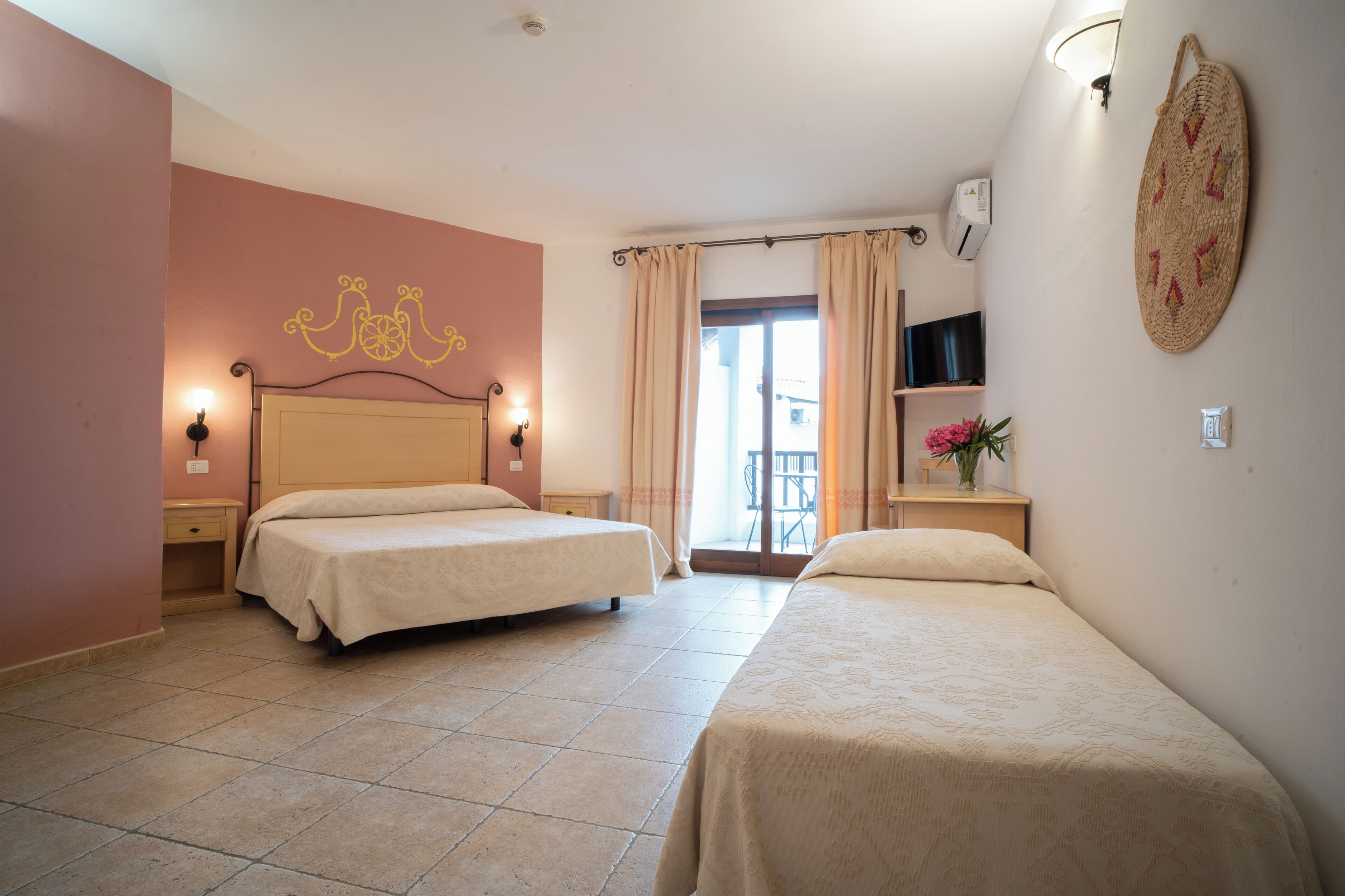 Chambre triple | Minibar, bureau, accès au Wi-Fi (inclus), literie fournie