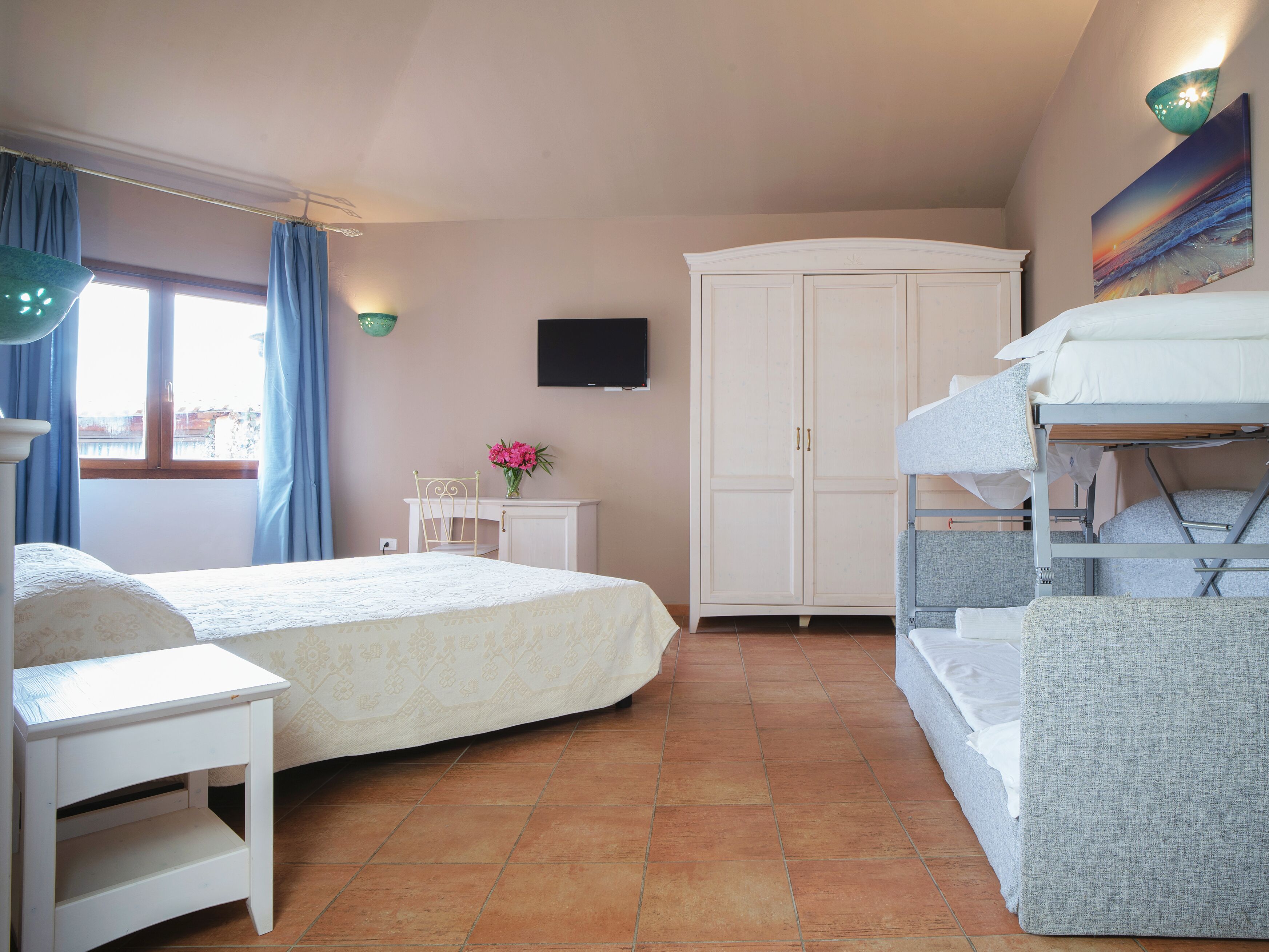 Quadruple Room with bunk bed | Minibar, bureau, accès au Wi-Fi (inclus), literie fournie