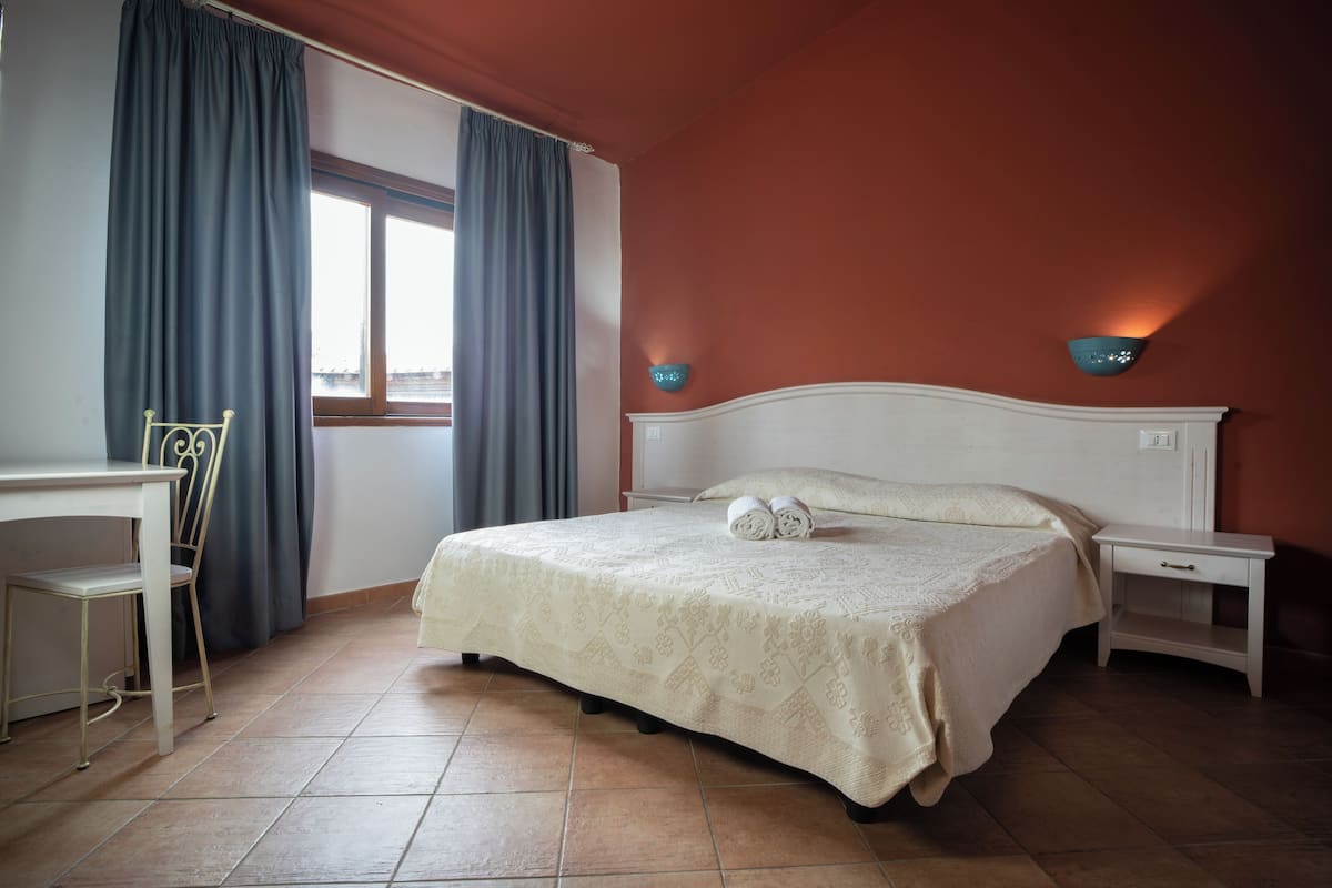 Klassieke kamer | Een minibar, een bureau, gratis wifi, beddengoed