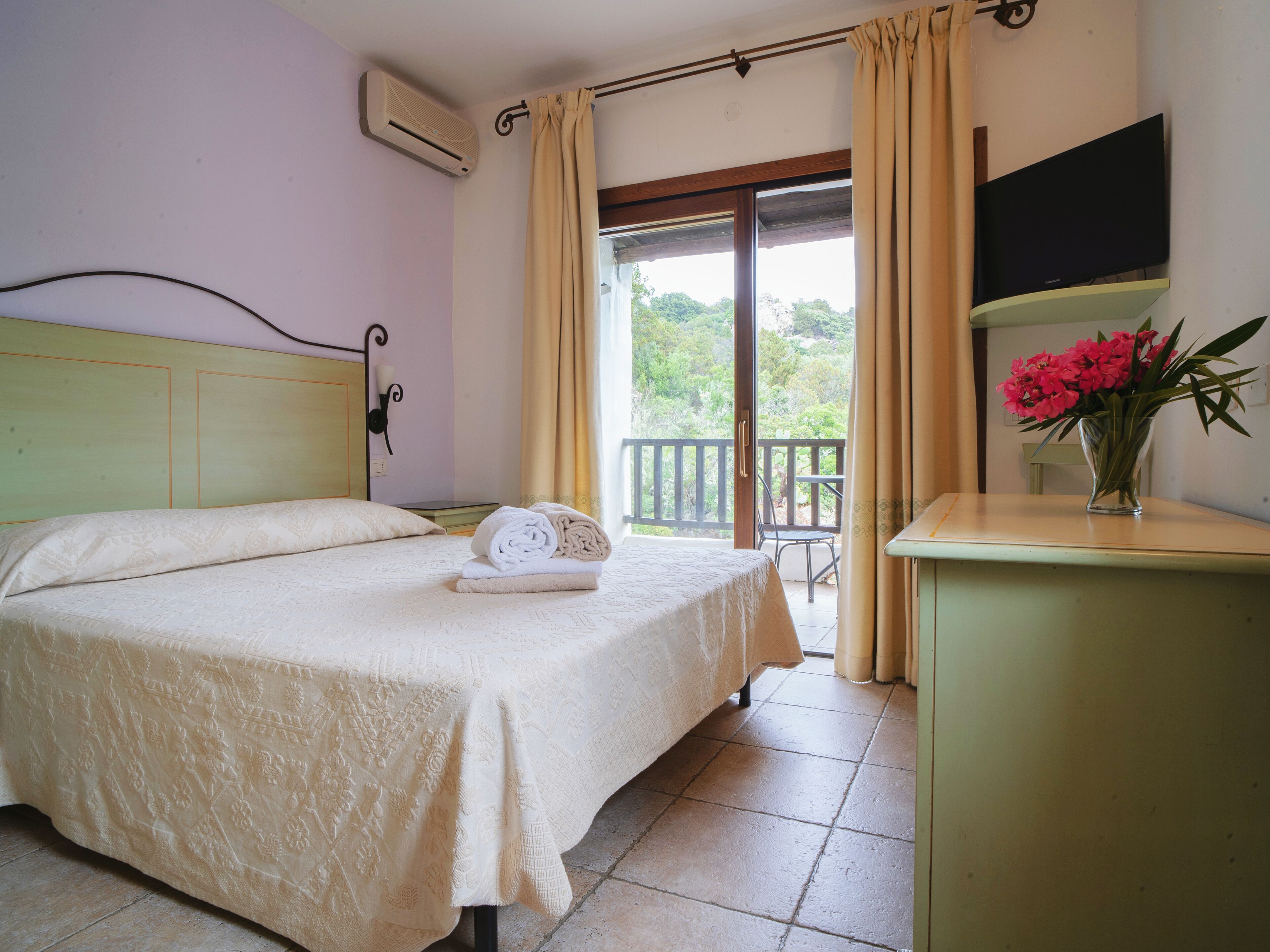 Deluxe Natura | Minibar, bureau, accès au Wi-Fi (inclus), literie fournie