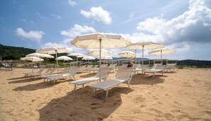 Playa en los alrededores, traslado desde/hacia la playa y camastros 
