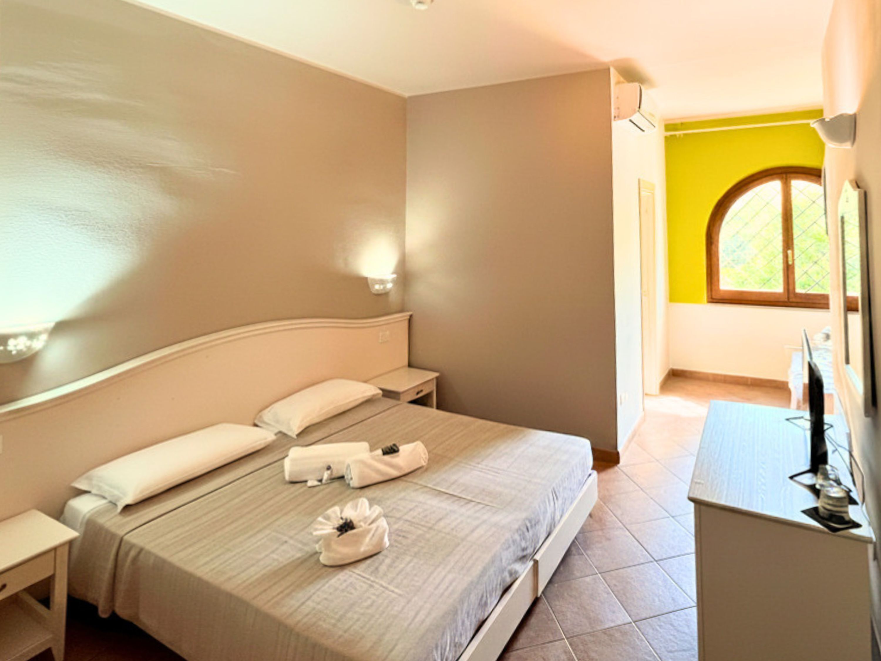 Minibar, desk, free WiFi, bed sheets