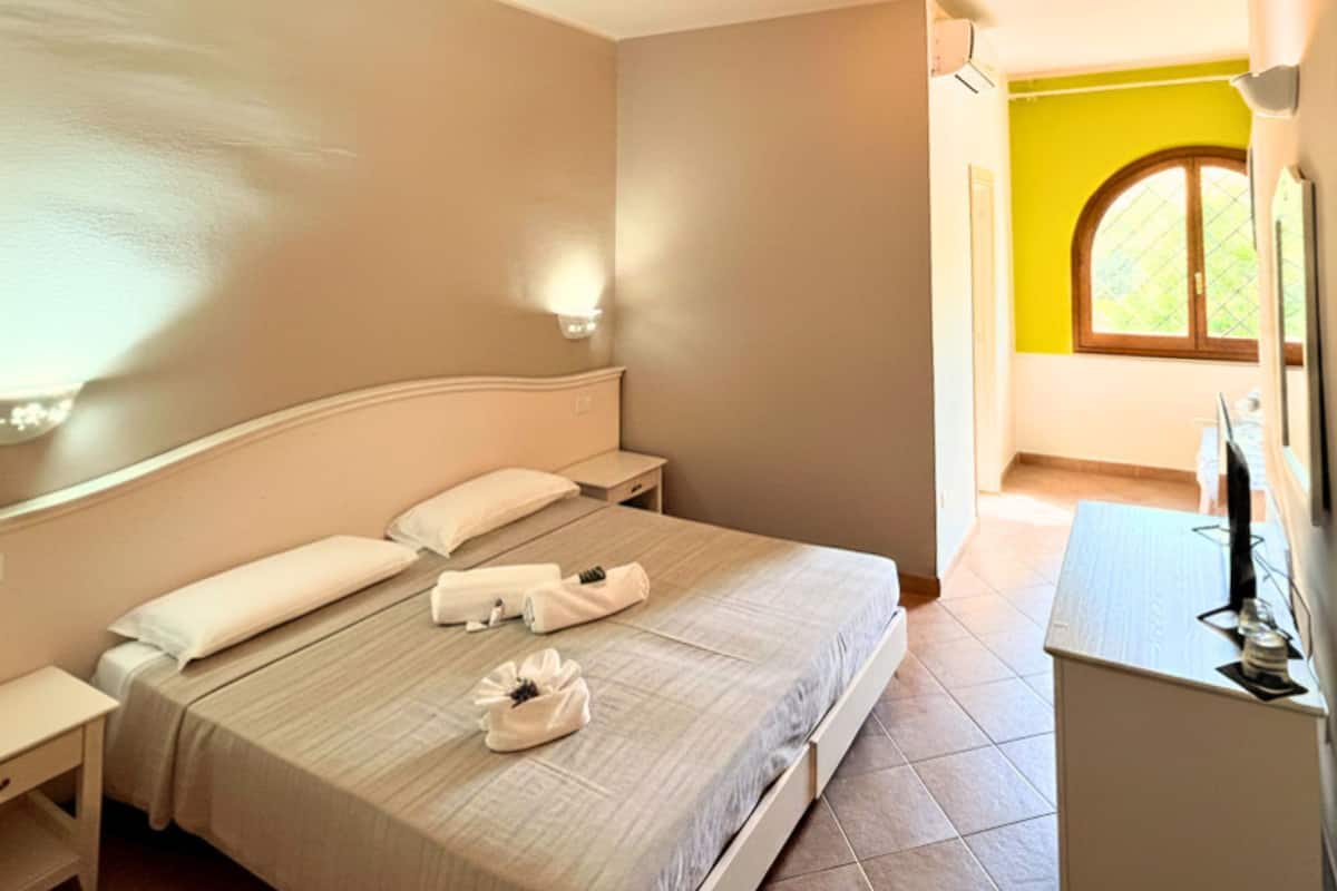 Triple Room | Minibar, desk, free WiFi, bed sheets