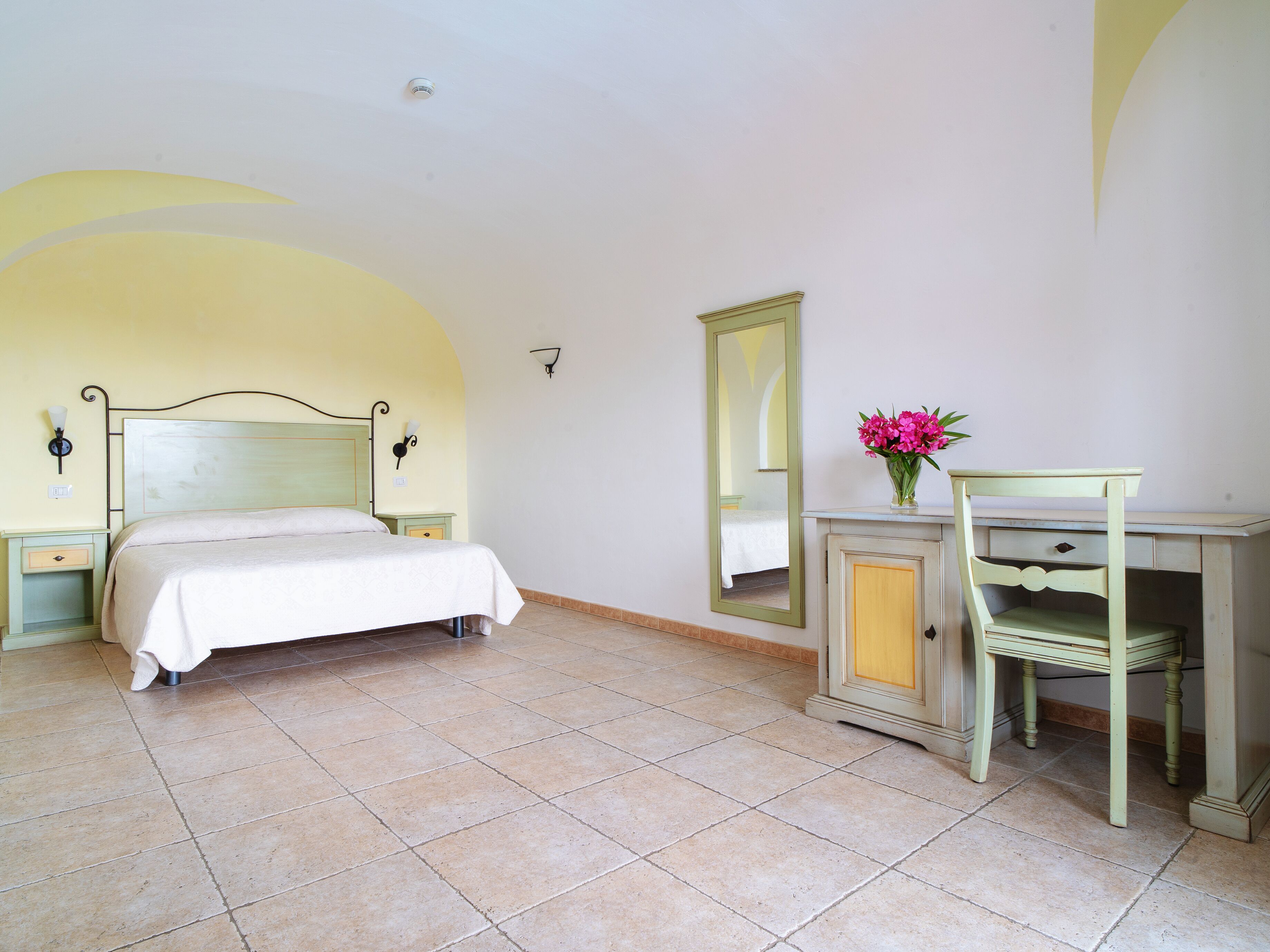 Grand Deluxe | Minibar, bureau, accès au Wi-Fi (inclus), literie fournie