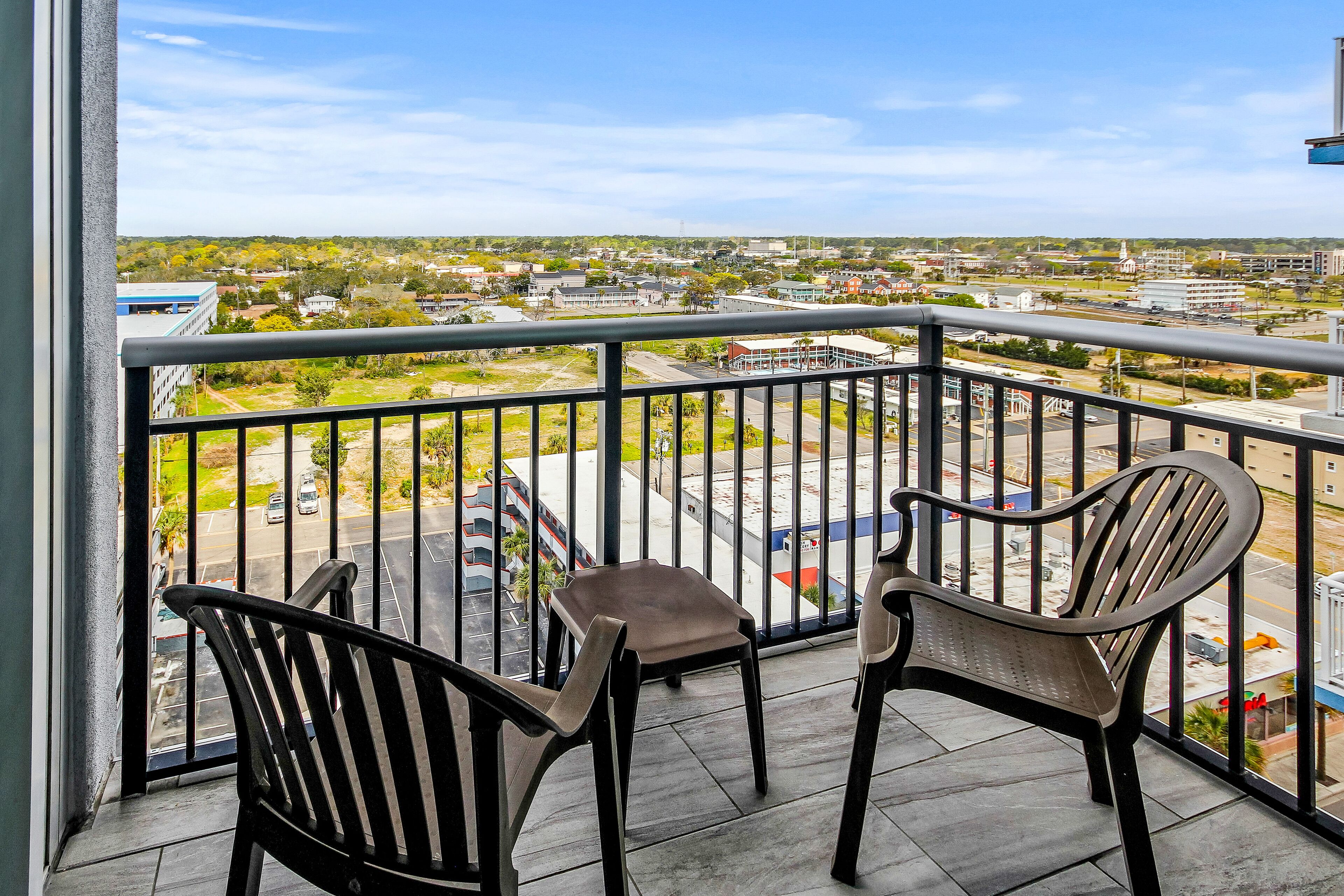Charming ocean view condo with W/D, pool, balcony, hot tub, TV, & full kitchen