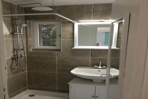 Shower, hair dryer, towels, soap - Pleasant, functional apartment in quiet residence (Lama)