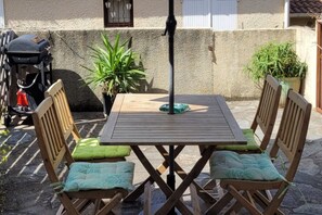 Outdoor dining - Pleasant, functional apartment in quiet residence (Lama)