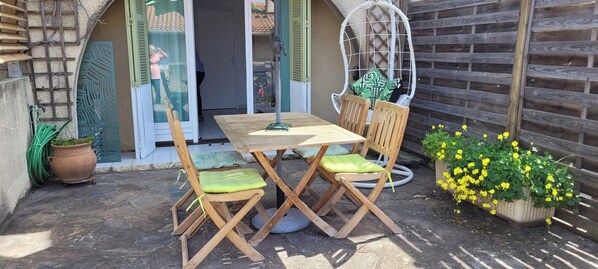 Outdoor dining - Pleasant, functional apartment in quiet residence (Lama)
