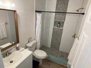 Sèche-cheveux, serviettes fournies, savon, papier toilette