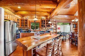 Kylskåp, mikrovågsugn, ugn och spishäll