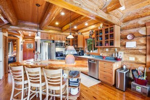 Kylskåp, mikrovågsugn, ugn och spishäll