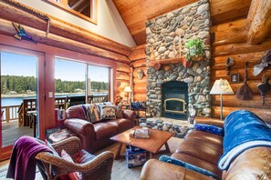 Tv, eldstad, ett bordtennisbord och böcker