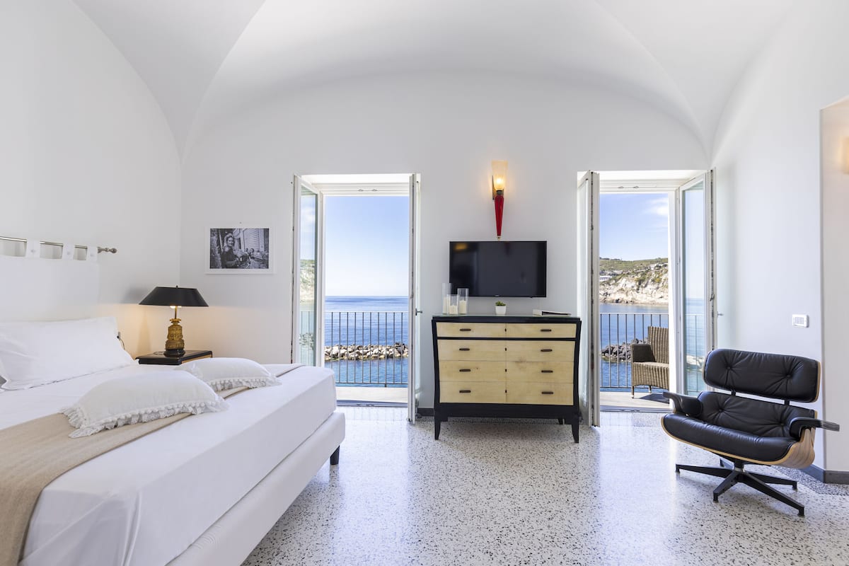 Deluxe-Doppelzimmer, 1 King-Bett, Terrasse, Meerblick | Hochwertige Bettwaren, Daunenbettdecken, Minibar, individuell dekoriert