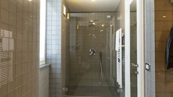 Quarto casal superior, 1 cama King, terraço, vista para o mar | Banheiro | Chuveiro, chuveiro com efeito de chuva, secador de cabelo