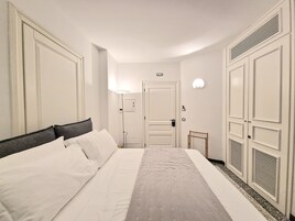 Ropa de cama de alta calidad, cubrecamas y minibar