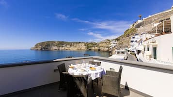 Dobbeltrom – deluxe, 1 kingsize-seng, terrasse, sjøutsikt | Terrasse/patio