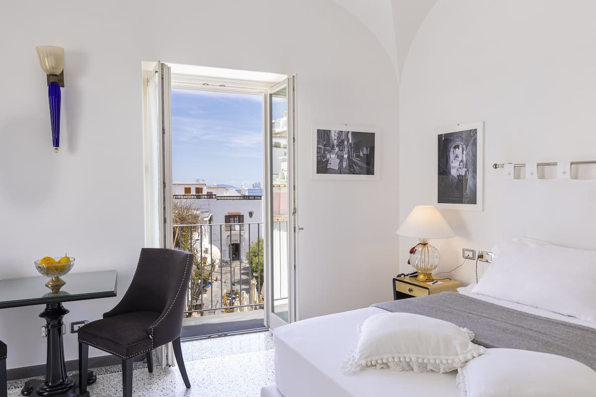 Deluxe-Doppelzimmer, 1 King-Bett, Terrasse, Stadtblick | Hochwertige Bettwaren, Daunenbettdecken, Minibar, individuell dekoriert