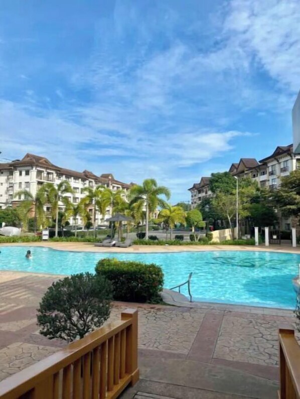 حمّام سباحة خارجي