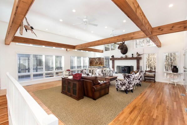 تلفزيون ذكي، مدفأة، تنس طاولة