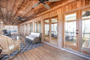 المنشأة من الداخل