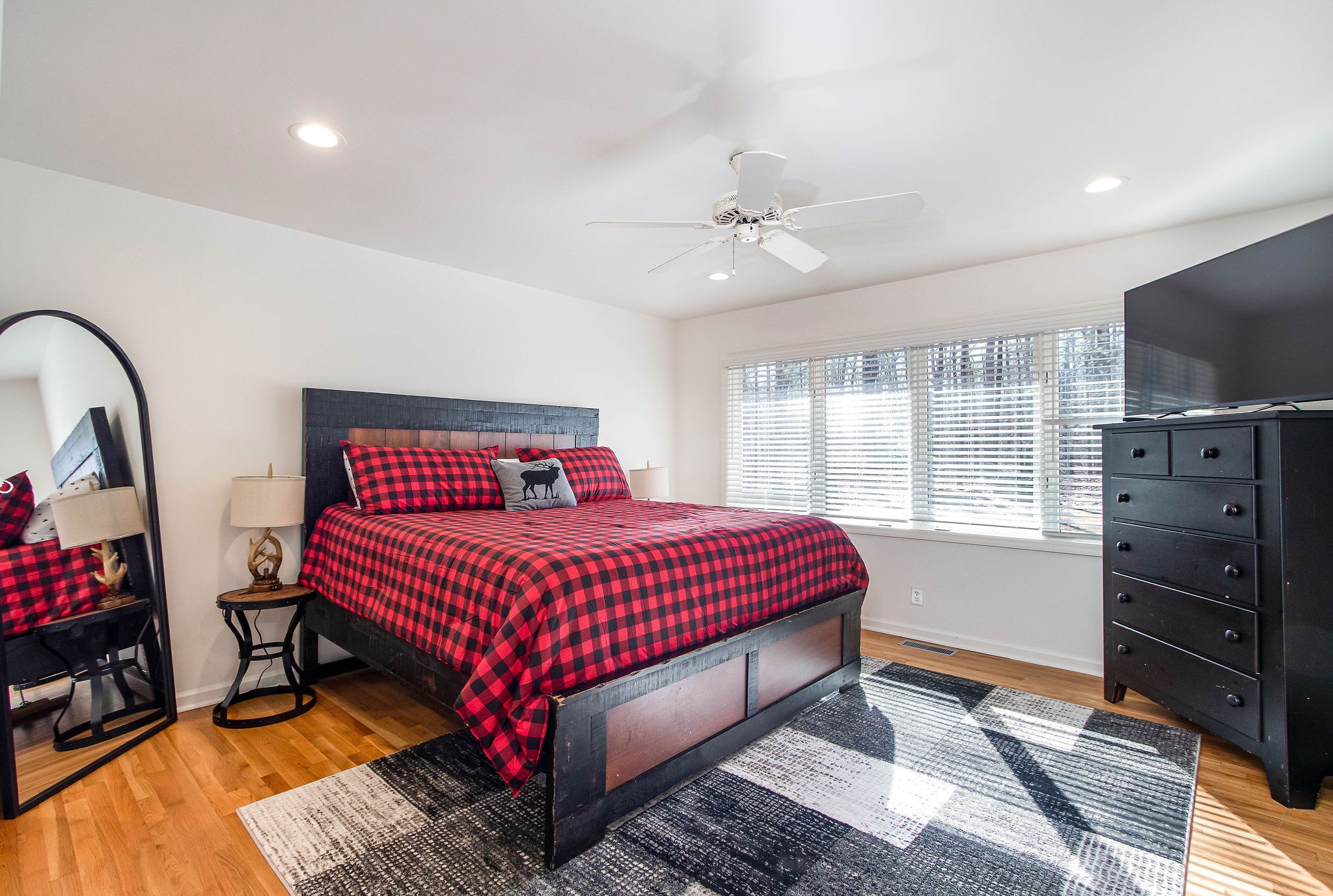 4 bedrooms, iron/ironing board, internet, bed sheets