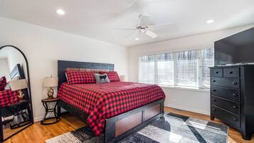 4 bedrooms, iron/ironing board, internet, bed sheets