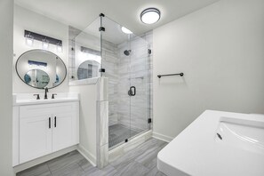 Hair dryer, towels, soap, shampoo - Tranquil, Peaceful Riverhouse in Monroe GA; Close to Athens! (Monroe)