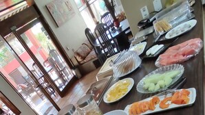 Una mesa de buffet con diversas frutas, verduras y bebidas.