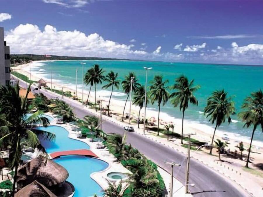 Piscina a l'aire lliure (horari: 07:30-22:00), para-sols i gandules