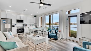 Living area - ☀️Waterfront Villa-Gulf Views-Pool-Walk to Restaurants-Destiny Beach Villa 15B☀️ (Destin)