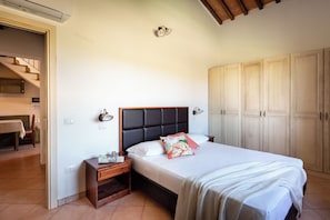 A bedroom with a bed, nightstand, and wardrobe. - Residence Borgo Verde (Rosignano Marittimo)