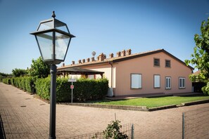Un edificio con estilo arquitectónico tradicional, que presenta un techo a dos aguas y varias chimeneas.