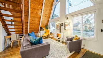 Smart-tv, een open haard, een videogameconsole en een dvd-speler