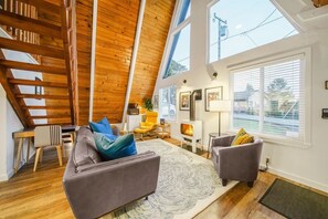 Smart TV, fireplace, video game console, DVD player - Luxury | Fire Place | Hot Tub | Sauna | Walk2Beach (Lincoln City)