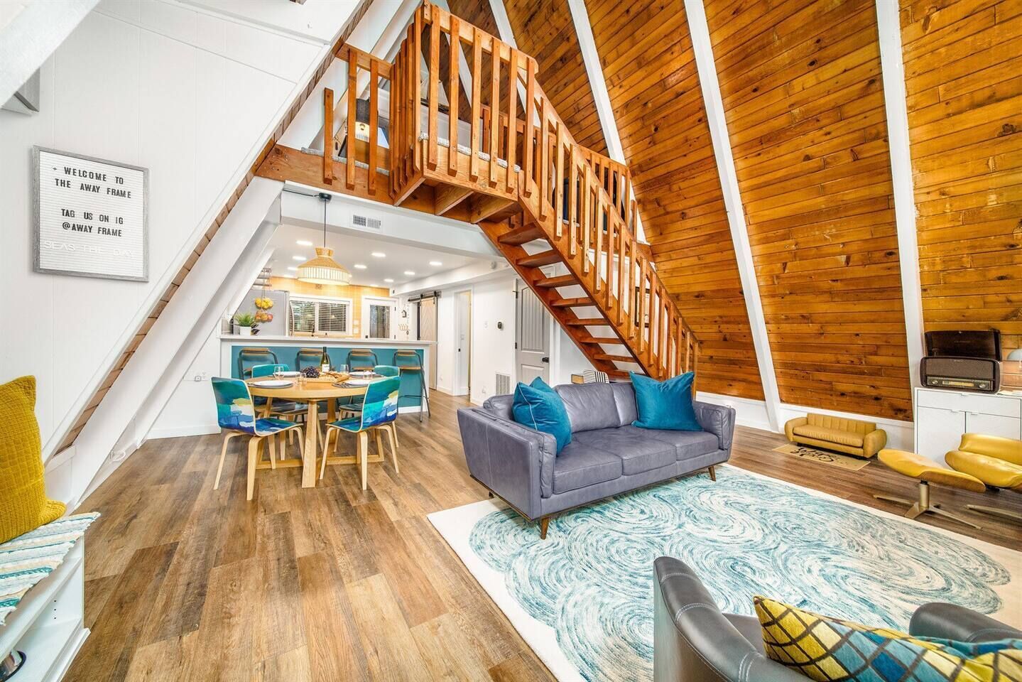 Smart-tv, een open haard, een videogameconsole en een dvd-speler