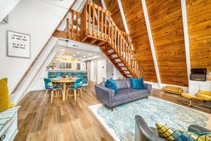 Smart TV, fireplace, video game console, DVD player - Luxury | Fire Place | Hot Tub | Sauna | Walk2Beach (Lincoln City)