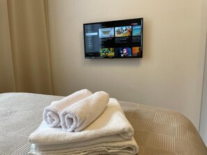 1 室のベッドルーム、デスク、WiFi