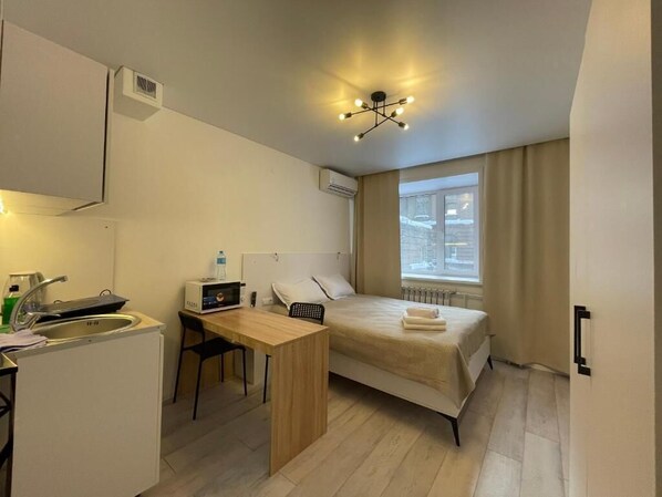 1 bedroom, desk, WiFi