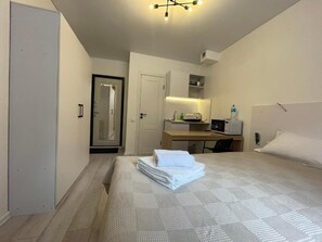 1 bedroom, desk, WiFi