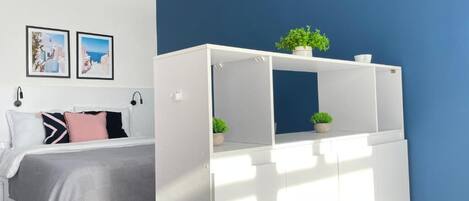 1 bedroom, desk, WiFi