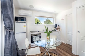 High chair - The Compact Cube - One-Bedroom Apartment on Summer (Orange)