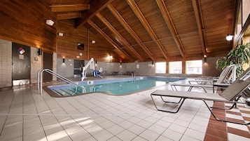 Una piscina techada, una piscina al aire libre