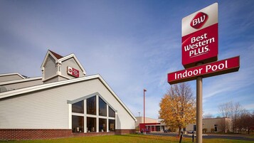 Un edificio con letrero de Best Western PLUS y piscina interior.